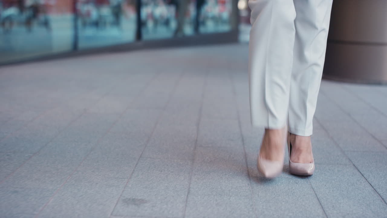 아름다운 똑똑한 여성 발이 유리 회사 건물에 들어가서 일하러  ⁇ 고 있습니다.