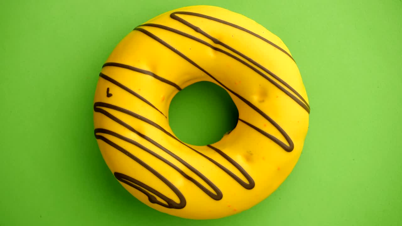 el donut glazado de primer plano.