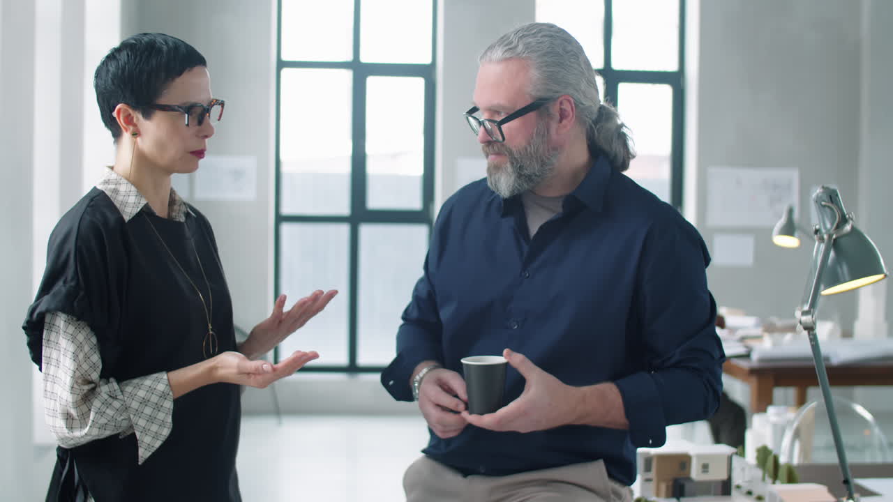 커피 휴식 시간 에 여성 동료 와 대화 하는 고위 사업가