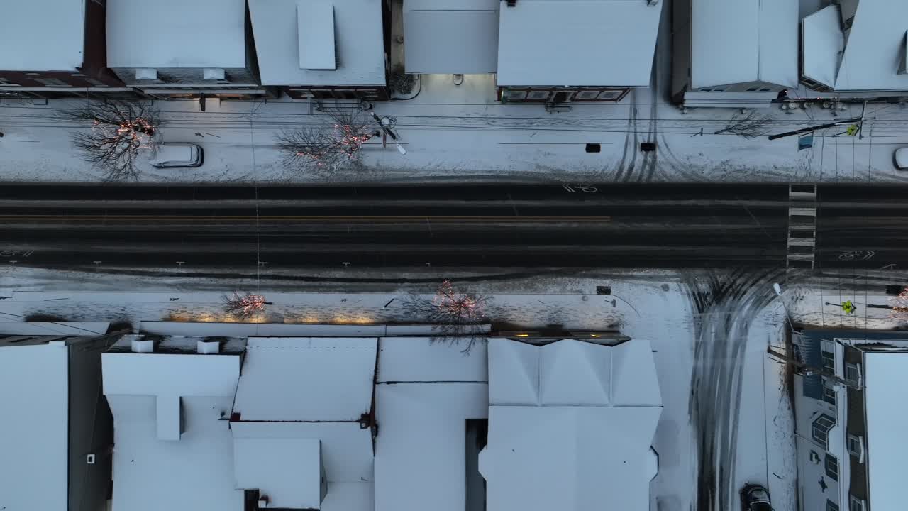 크리스마스 조명 과 교통 으로 인 눈 인 미국 도시 거리