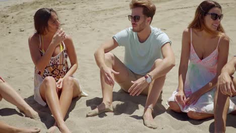 grupo, mujer joven, relajante, en la playa