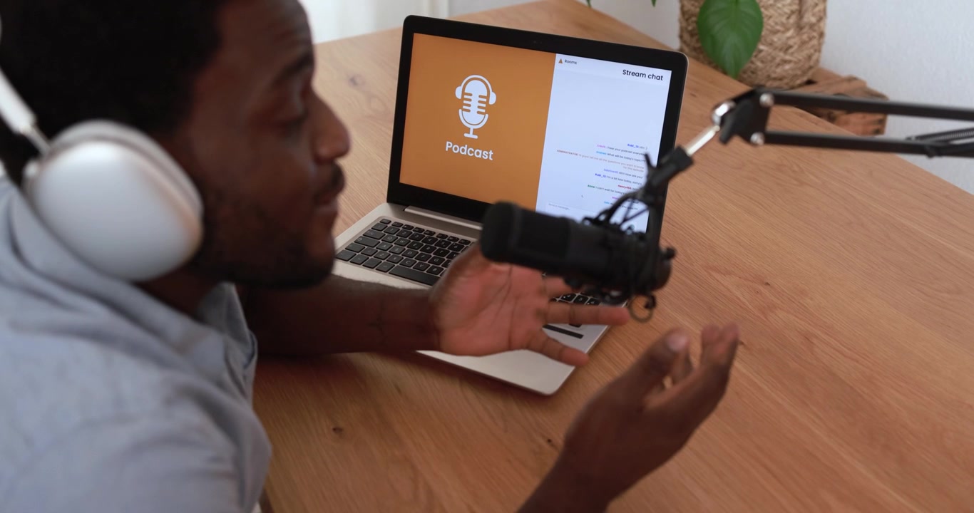Jonge man neemt een podcast op in een thuisstudio