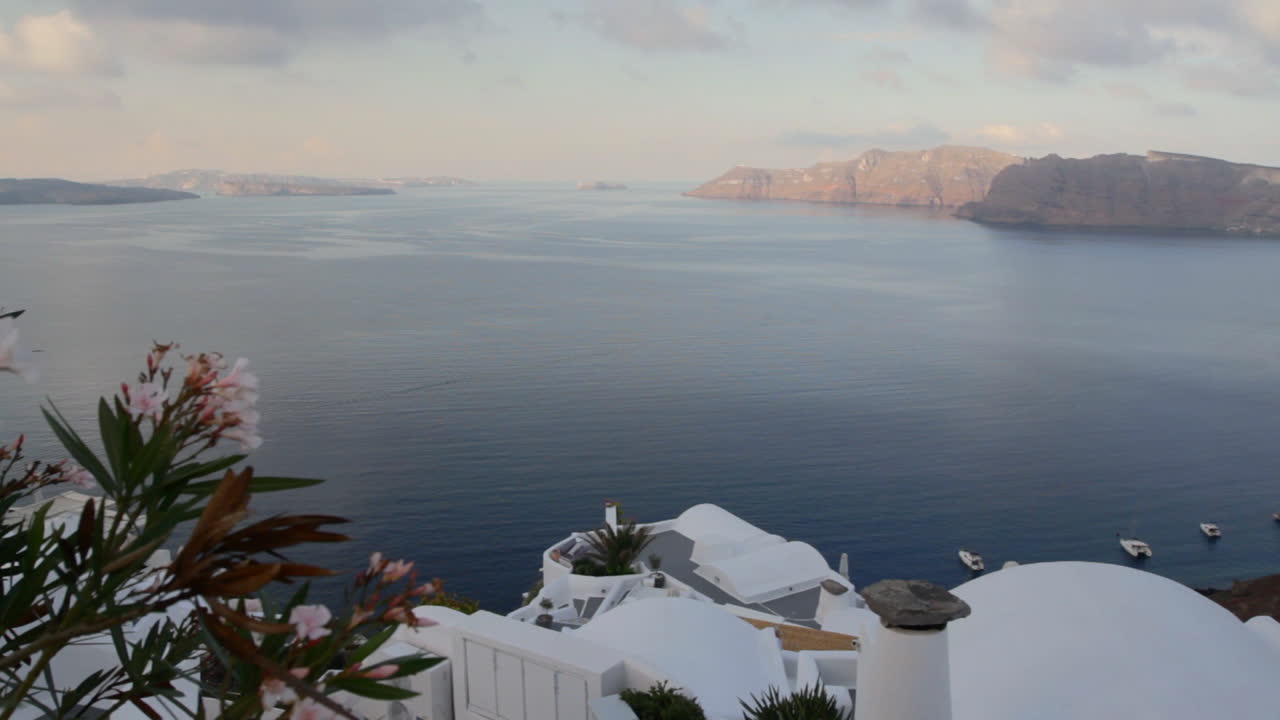 una vista icónica de la caldera en santorini