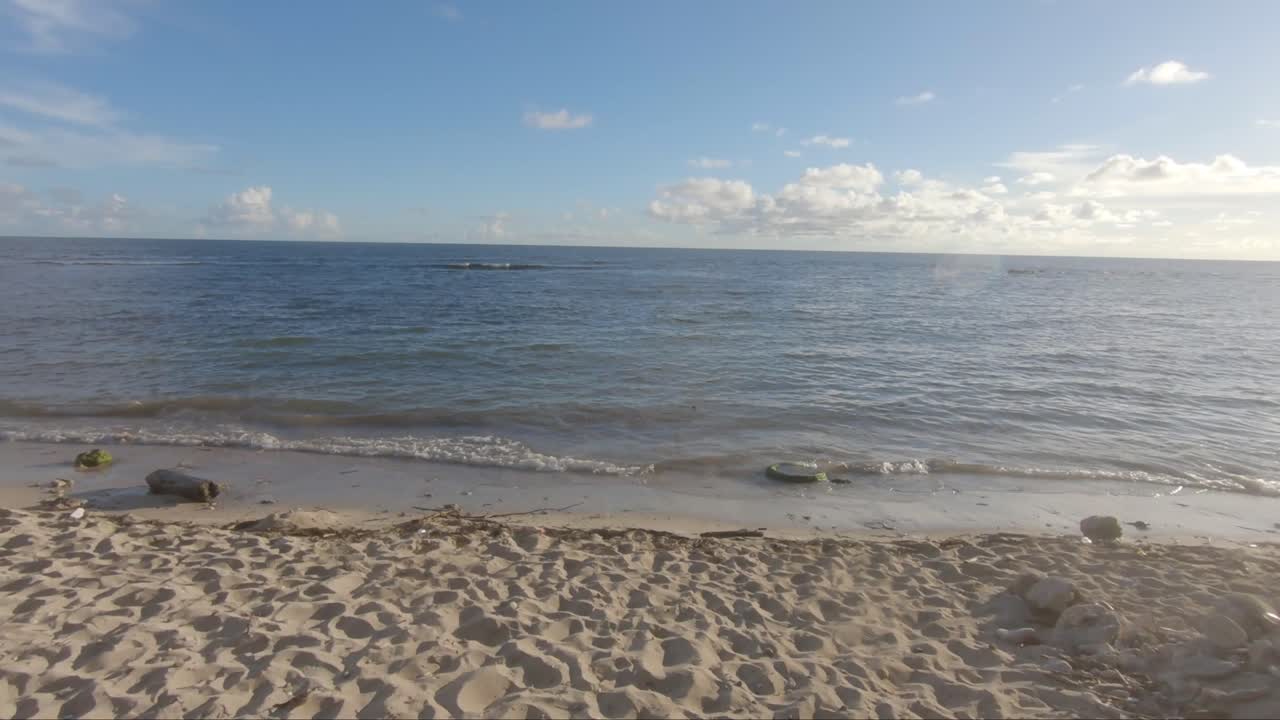 Ampia ripresa in prima persona sulla strada per la spiaggia, una splendida giornata con sole e paesaggi colorati.