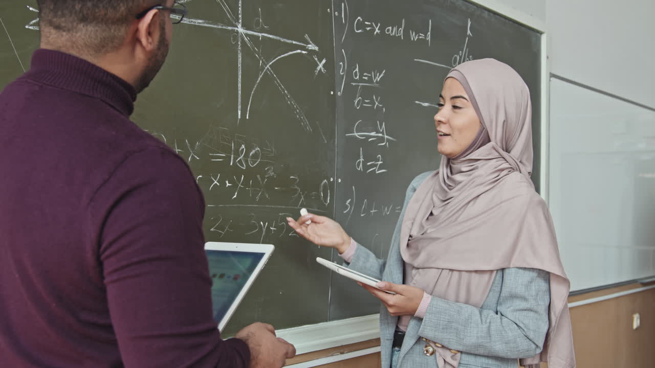 Seorang Siswi Muslim Memecahkan Soal Geometri di Papan Tulis