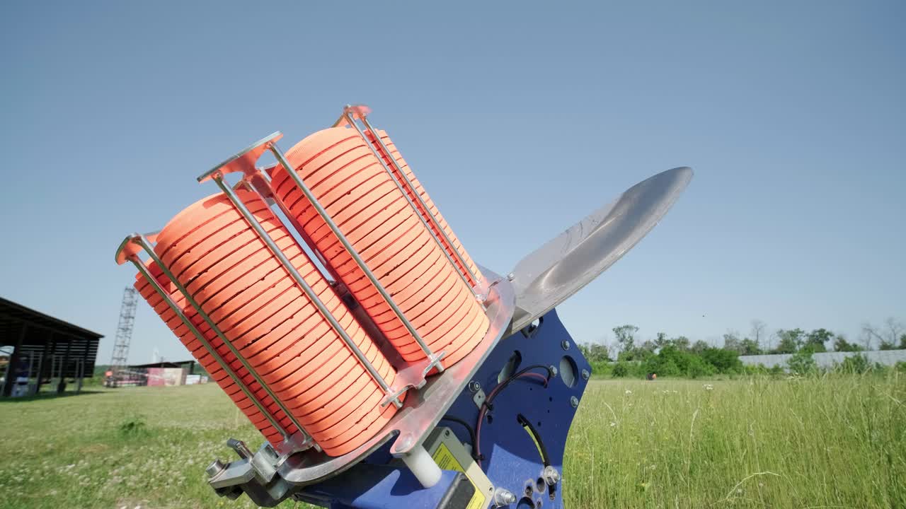 медленный глиняный голубь со стороны. стрельба на скамейке на тарелках. v-log bench shooting on plates. автоматическая машина для бросания тарелок для стрельбы. бросающая машина для броска на скамейках.