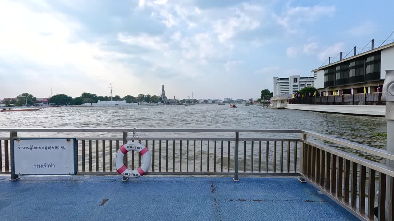 태국 방의 페리 항구에서 볼 수 있는 경치 좋은 강 풍경