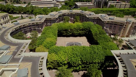 hermoso edificio arquitectónico en montpellier, francia