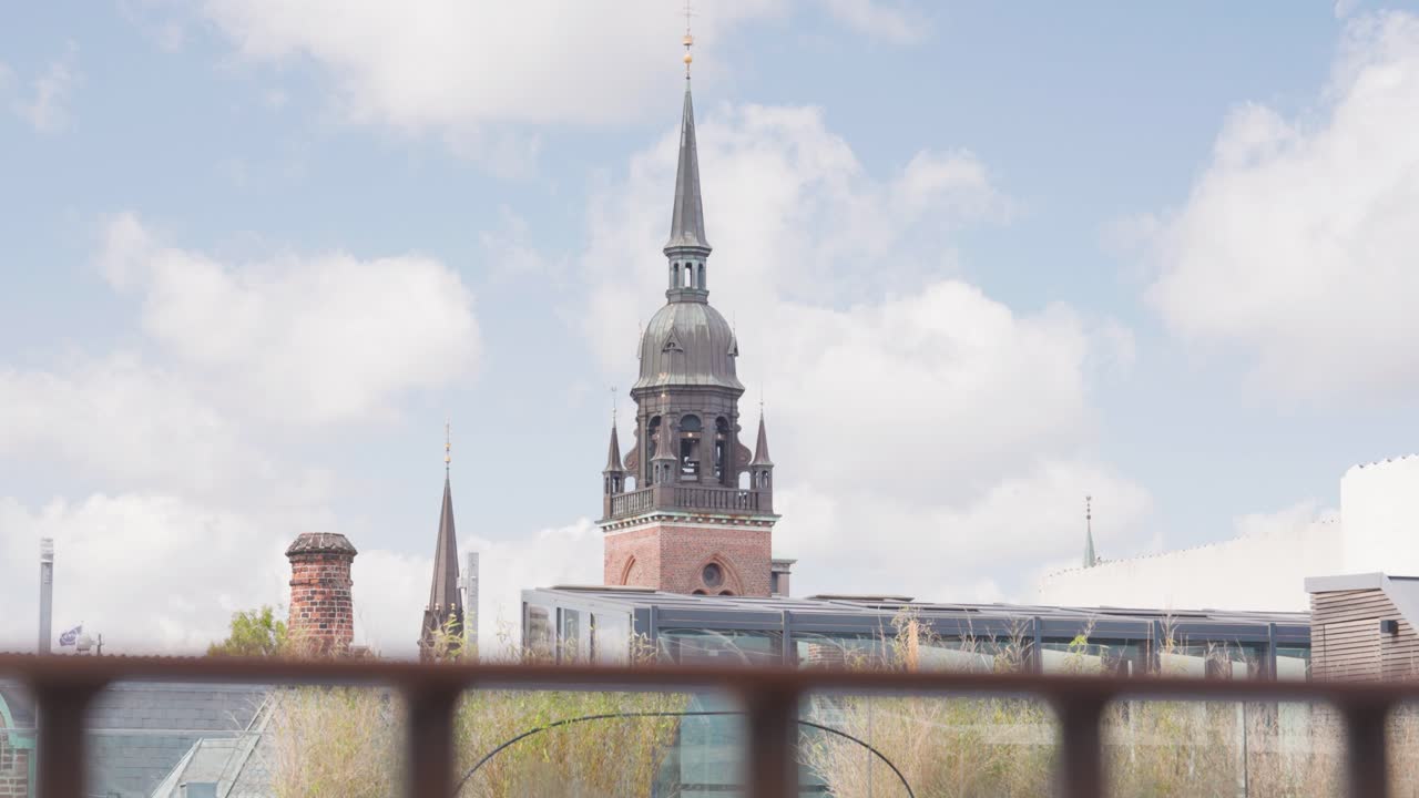Torre della Chiesa dello Spirito Santo con guglie nella città di Copenaghen, Danimarca