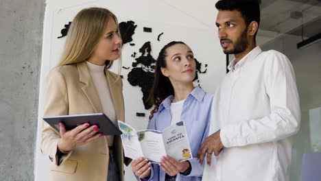 Woman-working-in-a-travel-agency