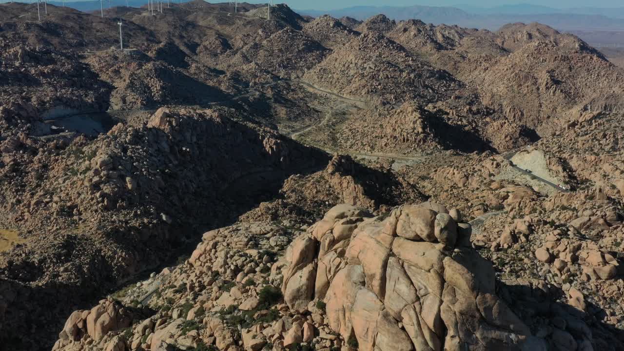 volando sobre montañas rocosas en el turbio norte de baja california