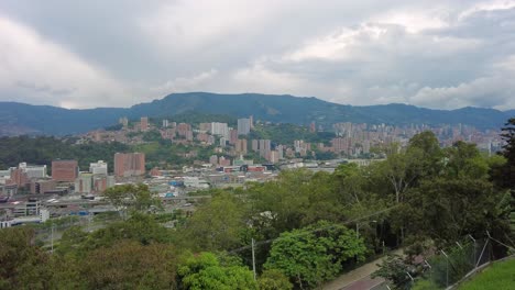 Eine-Atemberaubende-Aussicht-Auf-Medellin,-Kolumbien,-Von-Der-Spitze-Eines-Berges