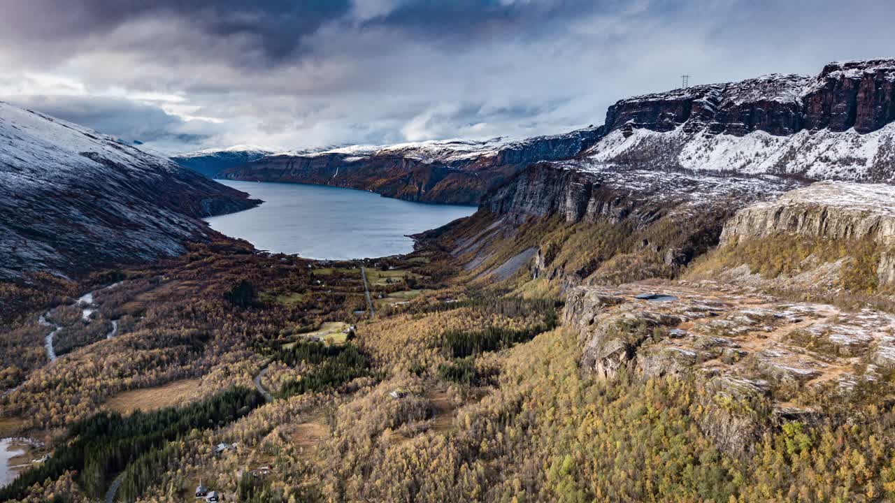 el valle enmarcado por las montañas que conducen al fiordo de melfjorden