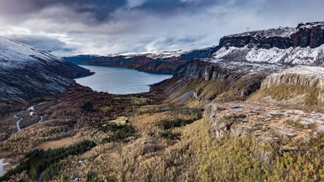 El-Valle-Enmarcado-Por-Las-Montañas-Que-Conducen-Al-Fiordo-De-Melfjorden