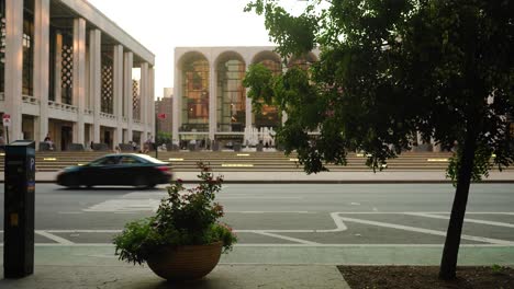 Calle-De-La-Ciudad-De-Nueva-York-Junto-Al-Teatro-De-Ballet