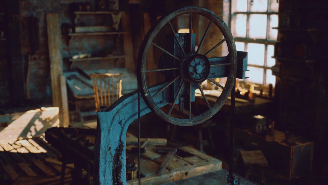 Antico sistema di pulegge esposto in uno spazio di lavoro in stile fabbrica con superfici in legno