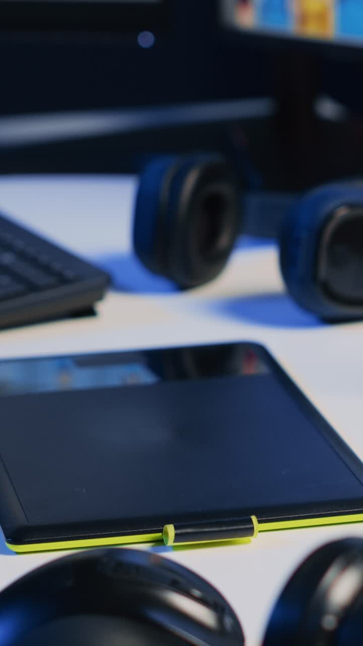 Scrivania di studio di agenzia creativa con video verticale con software di elaborazione foto sugli schermi, tavoletta grafica e fotocamera