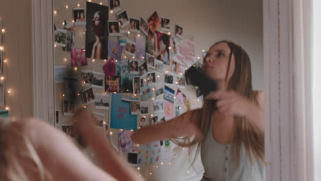 una adolescente feliz bailando en el dormitorio disfrutando de la música celebrando el fin de semana divirtiéndose cantando con pijama en casa día en la vida de un adolescente alegre