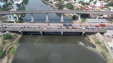 Imágenes-Aéreas-Del-Río-Cooum-Atravesando-La-Ciudad-De-Chennai