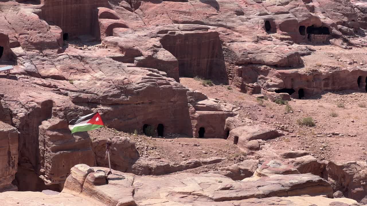요르단 와디 무사 (wadi musa) 에 있는 페트라 계곡 (petra valley) 의 서사시적인 풍경, 바위와 산악 지형의 한가운데에 있는 보물, 유네스코 문화유산, 고대 나바테 왕국 (nabatean kingdom)