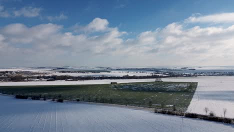 Una-Vista-Del-Campo-En-El-Campo,-Que-Está-Completamente-Cubierto-De-Nieve