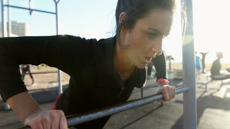 mujer haciendo ejercicio en el parque 4k
