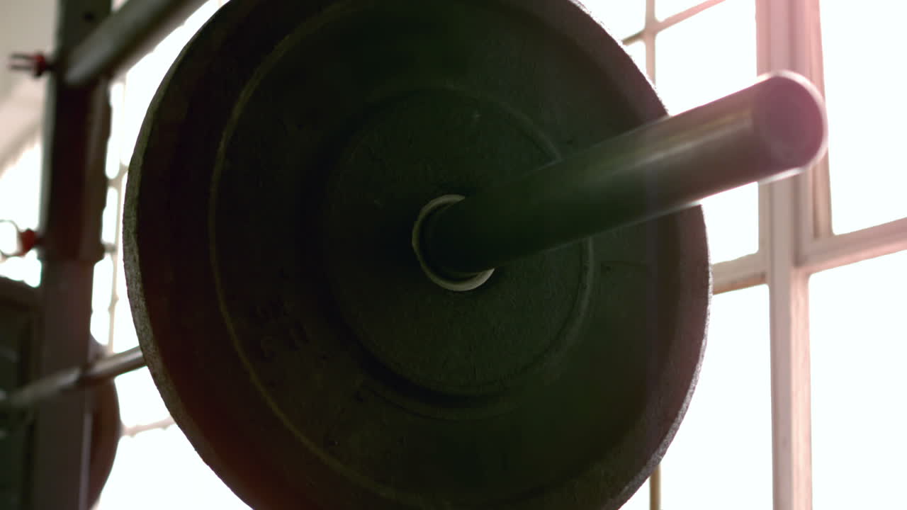 centrarse en la barra pesada en el gimnasio de crossfit