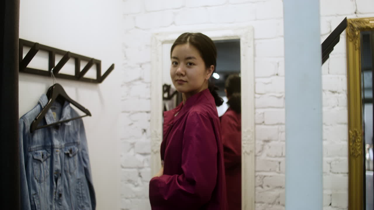 카메라를 바라보는 아시아 여성