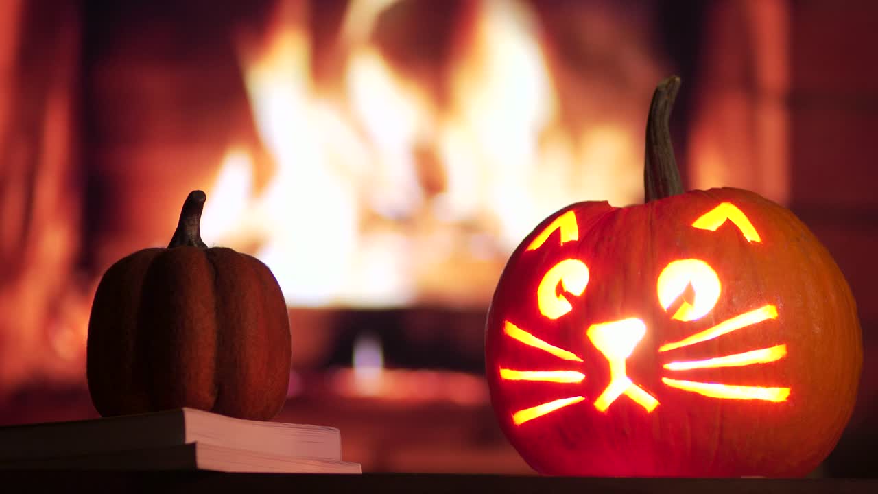 una calabaza tallada para halloween frente a un fuego