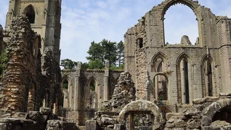 vista de verano del monasterio cisterciense en ruinas, fountains abby en north yorkshire, reino unido