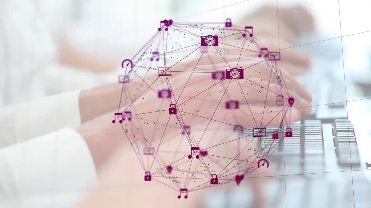 globo de red de conexiones contra personas que escriben en teclados de computadora