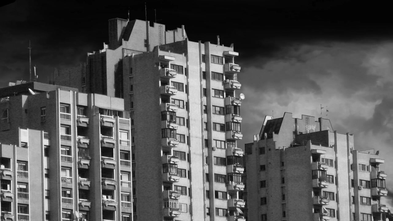 Edificio residenziale in stile architettonico brutalista costruito negli anni '70 durante l'era jugoslava. Modalità scala di grigi