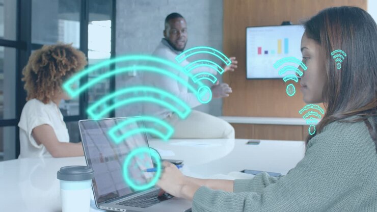 Wi-Fi-ikoner over multietnisk afslappet forretningskvinde og mangfoldige kolleger ved et uformelt møde