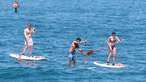 dos personas haciendo paddle board en nápoles, italia