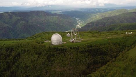 observatorio científico astrofísico especial. centro astronómico para observaciones terrestres del universo con un gran telescopio.