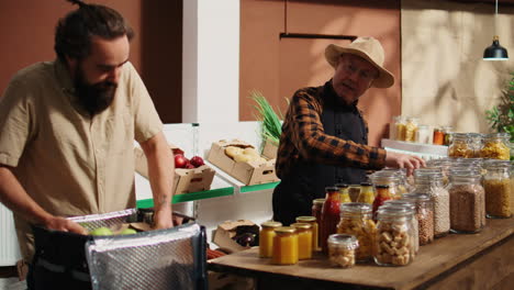 el repartidor recoge el pedido de comida orgánica.