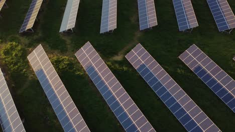 Vista-Aérea-De-Filas-De-Muchos-Paneles-Solares-En-La-Central-Eléctrica-Fotovoltaica,-De-Lado