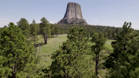 Una-Toma-De-Drones-De-La-Torre-Del-Diablo,-Una-Enorme-Torre-Volcánica-Monolítica,-O-Butte,-Ubicada-En-La-Región-De-Black-Hills-De-Wyoming