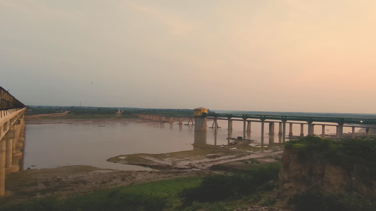 pan shot del río chambal que fluye a través de dholpur en rajasthan india