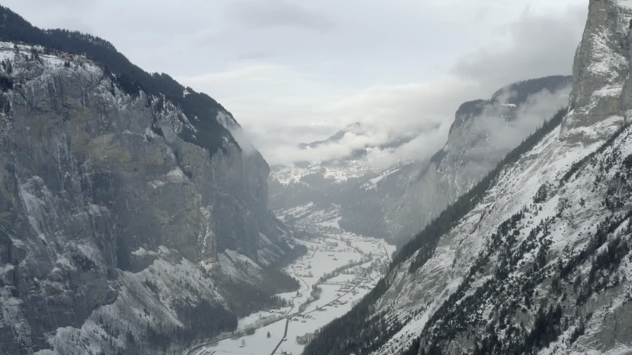 Imagens Aéreas de Drone de Lauterbrunnen cercado pela Montanha Eiger nos Alpes Suíços