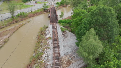 Vista-Aérea-De-Drones:-Vías-De-Tren-Dañadas-Y-Erosionadas-Adyacentes-Al-Río-En-Vermont-Azotado-Por-Inundaciones