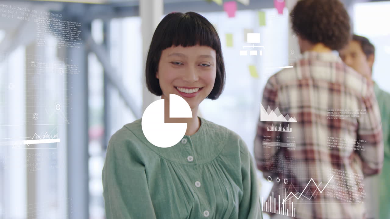 그래프, 지도, 플로우 차트, 노트북에 있는 클라우드, 사무실에 서 있는 미소 짓는 두 인종의 여성