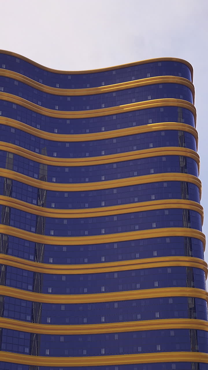 Edifícios arquitetônicos modernos com designs exclusivos em uma paisagem urbana