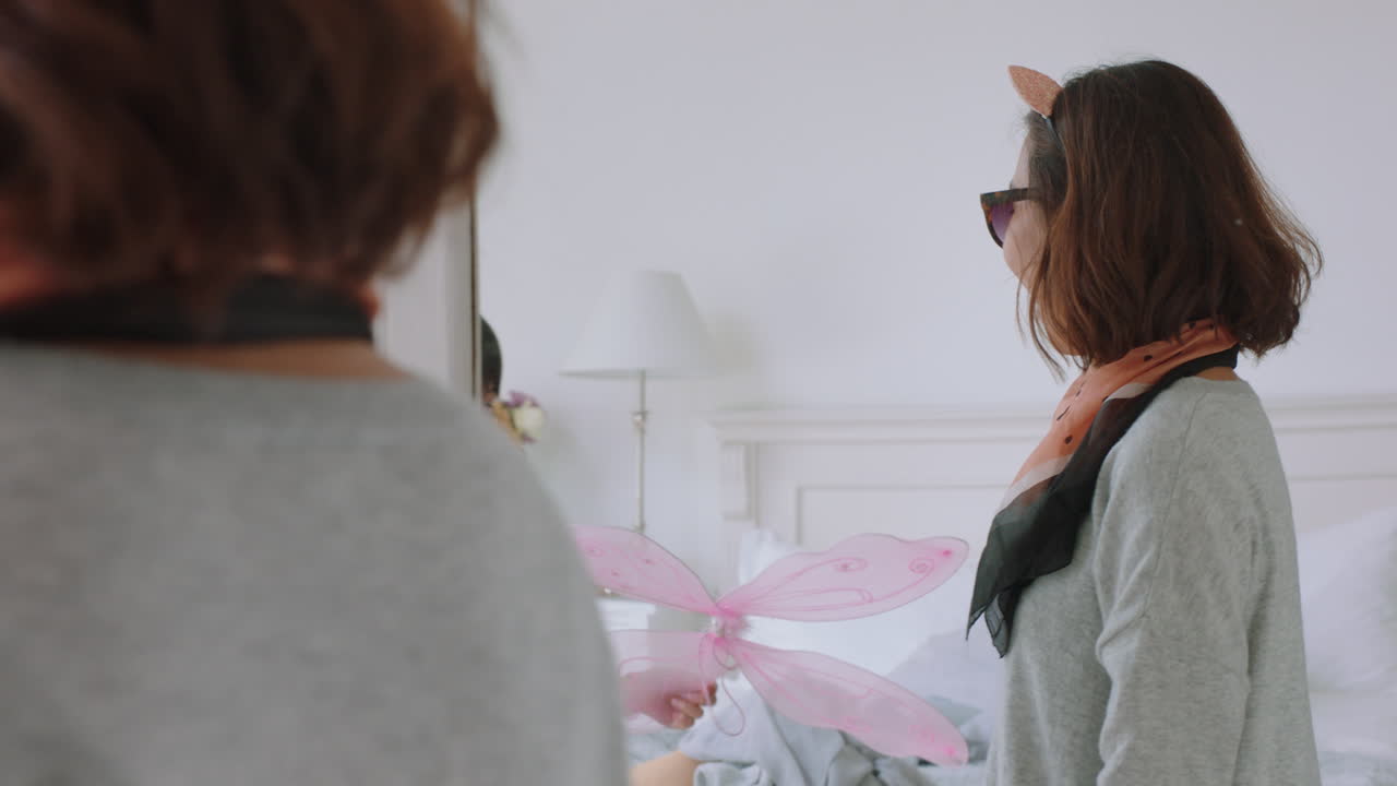 아시아 어머니와 딸은 집에서 드레스업 게임을 하고 있습니다. 어린 소녀는 엄마와 함께 재미를 느끼고 있습니다. 주말에 아이와 함께 즐거운 하루를 즐기고 있습니다. 행복한 가족 4k 영상