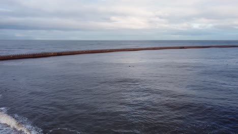 Luftaufnahme-Des-Roker-Strands-Und-Des-Piers,-Der-Zum-Leuchtturm-Führt