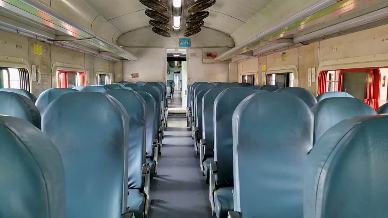 interior vacío del vagón del tren