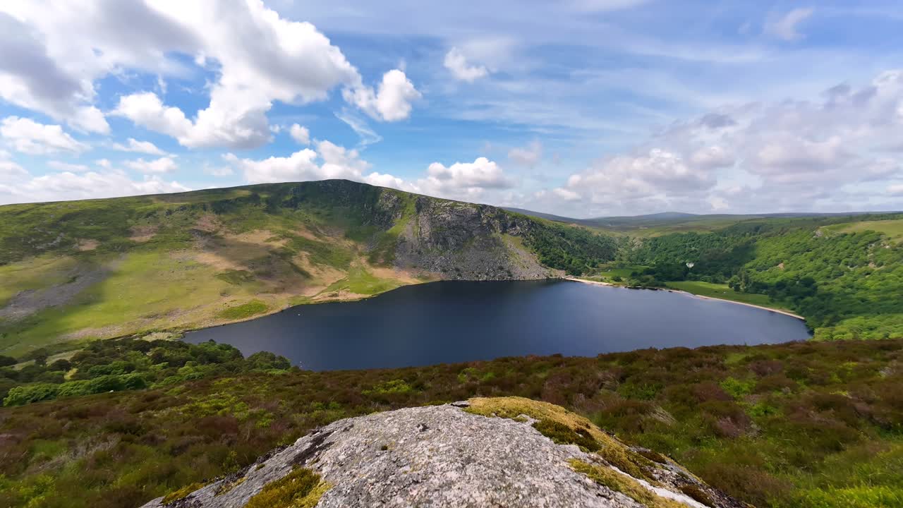 İrlanda'nın destansı konumları hızlandırılmış çekim: Güzel bir yaz gününde Wicklow Lough Tay yaylalarının manzara görünümü