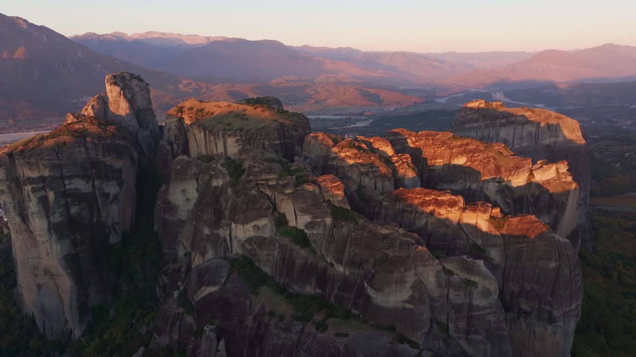 Splendida vista aerea dei monasteri di Meteora all'alba in Grecia.