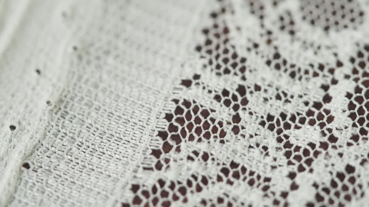 Zpomalený detailní záběr bílé vintage krajkové látky
