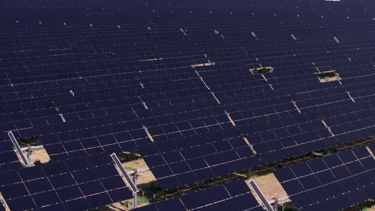 신재생 에너지를 위해 빛을 활용하는 큰 태양 패널 배열